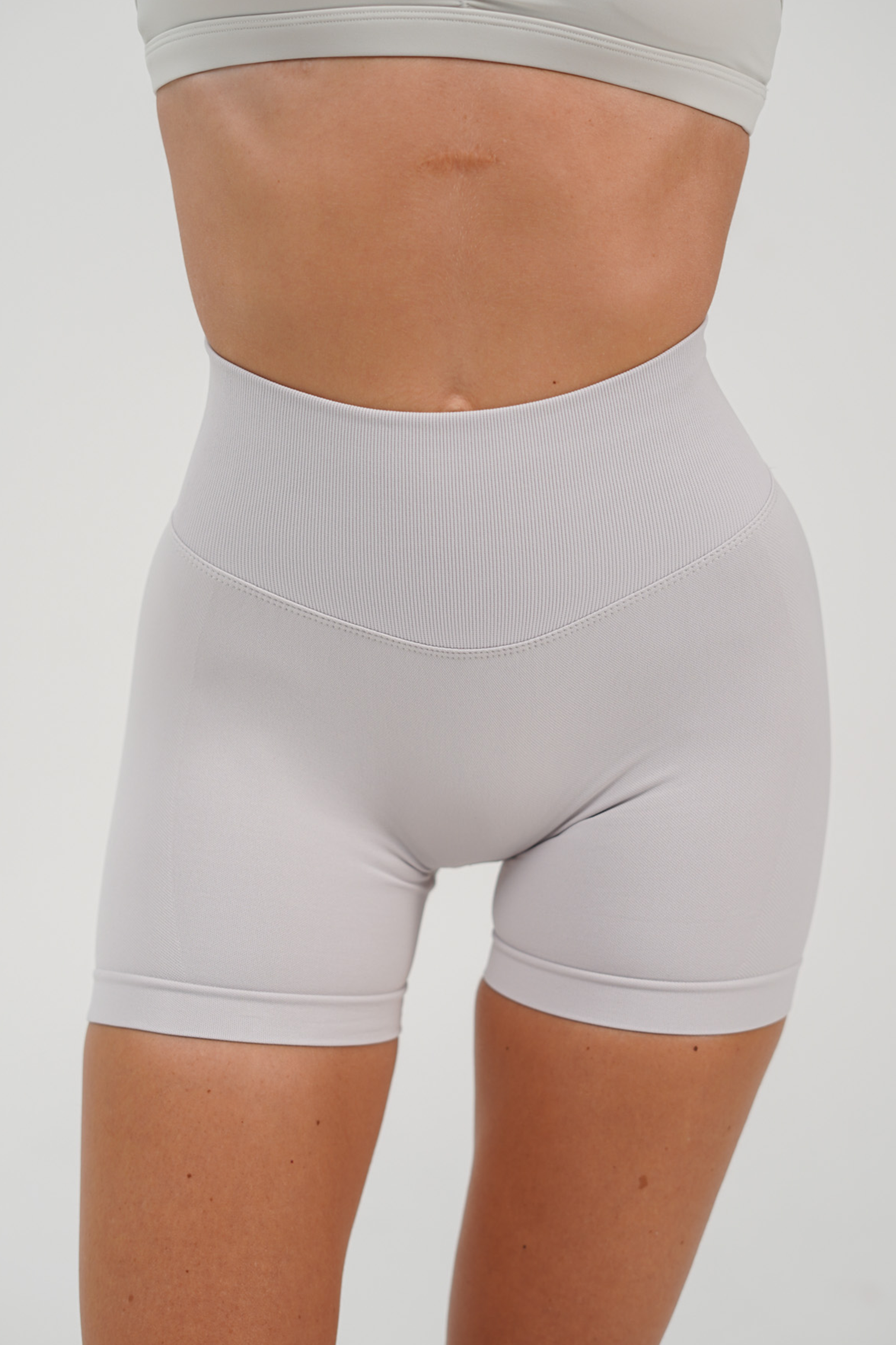 RECOIL SCRUNCH SHORTS - CLOUD GREY