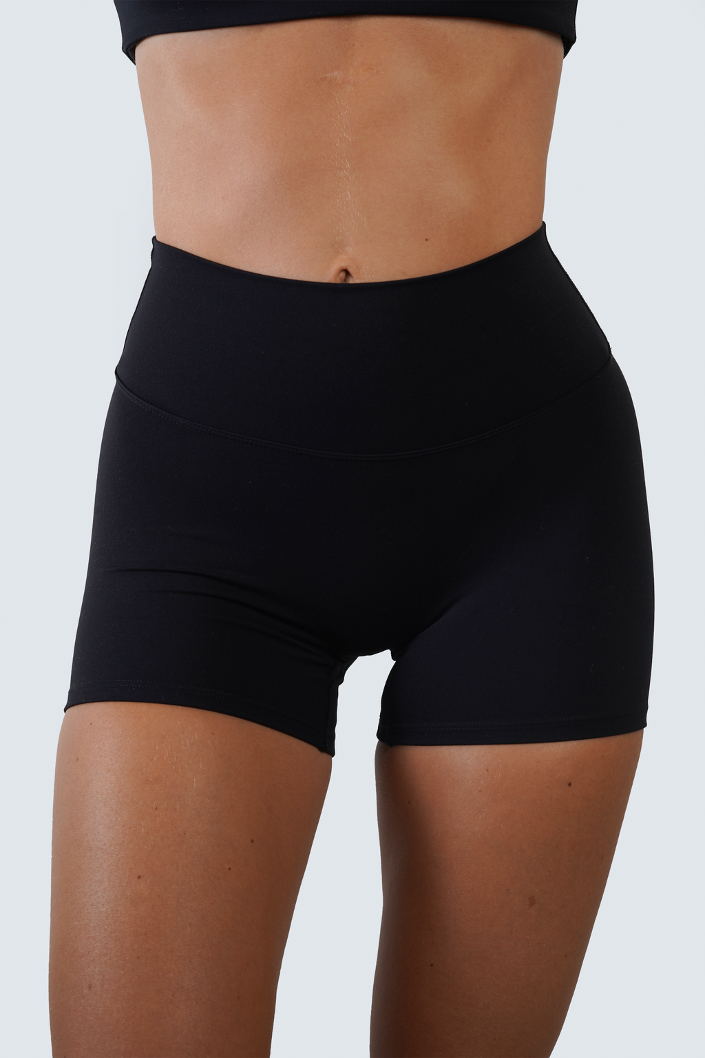 SLEEK SCRUNCH SHORTS - BLACK