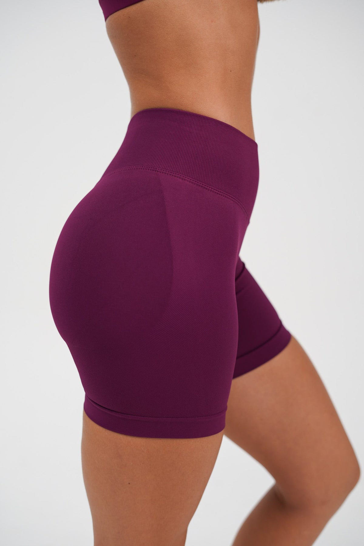 RECOIL SCRUNCH SHORTS - BERRY