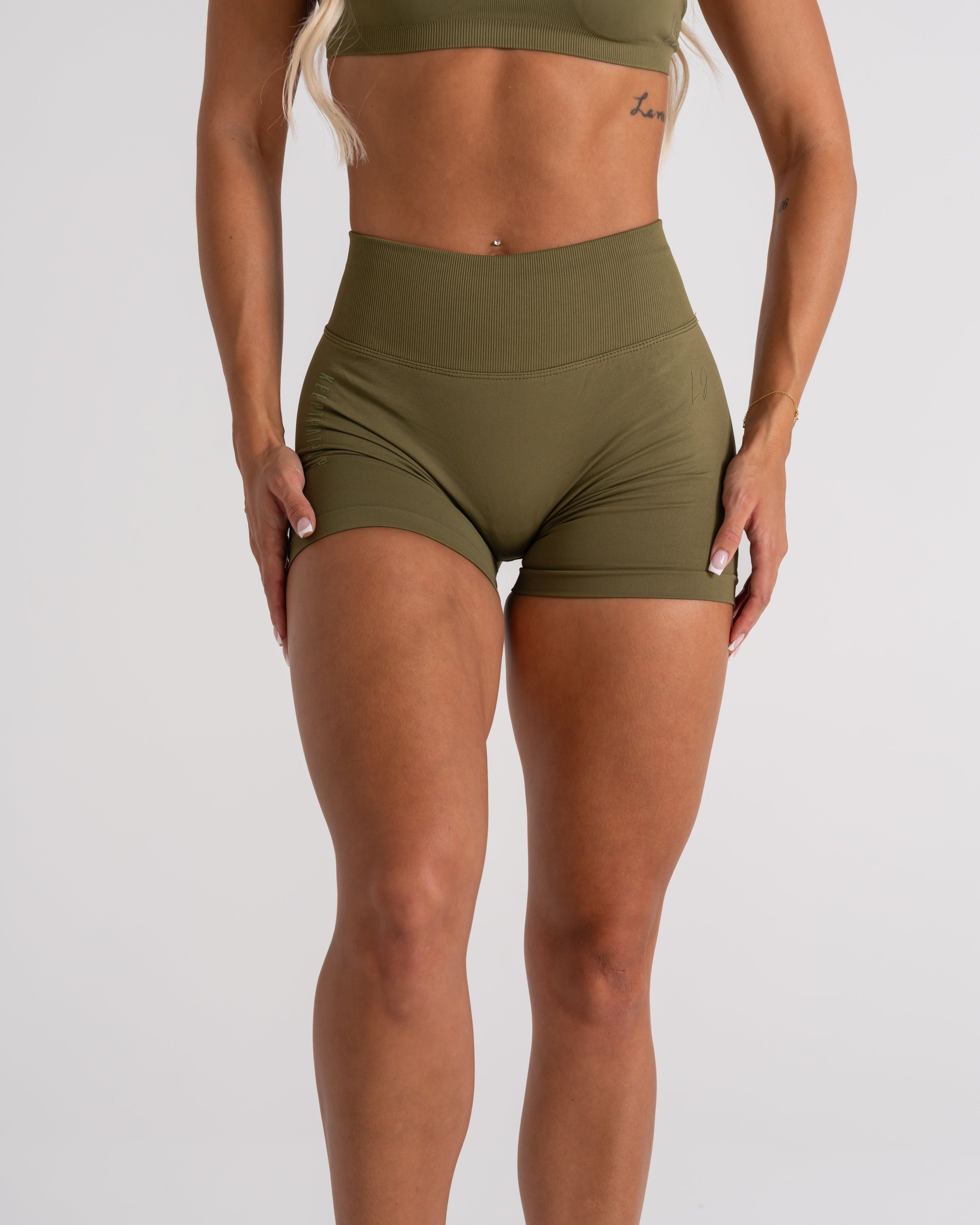 LJ V-BACK SCRUNCH SHORTS - DARK KHAKI GREEN