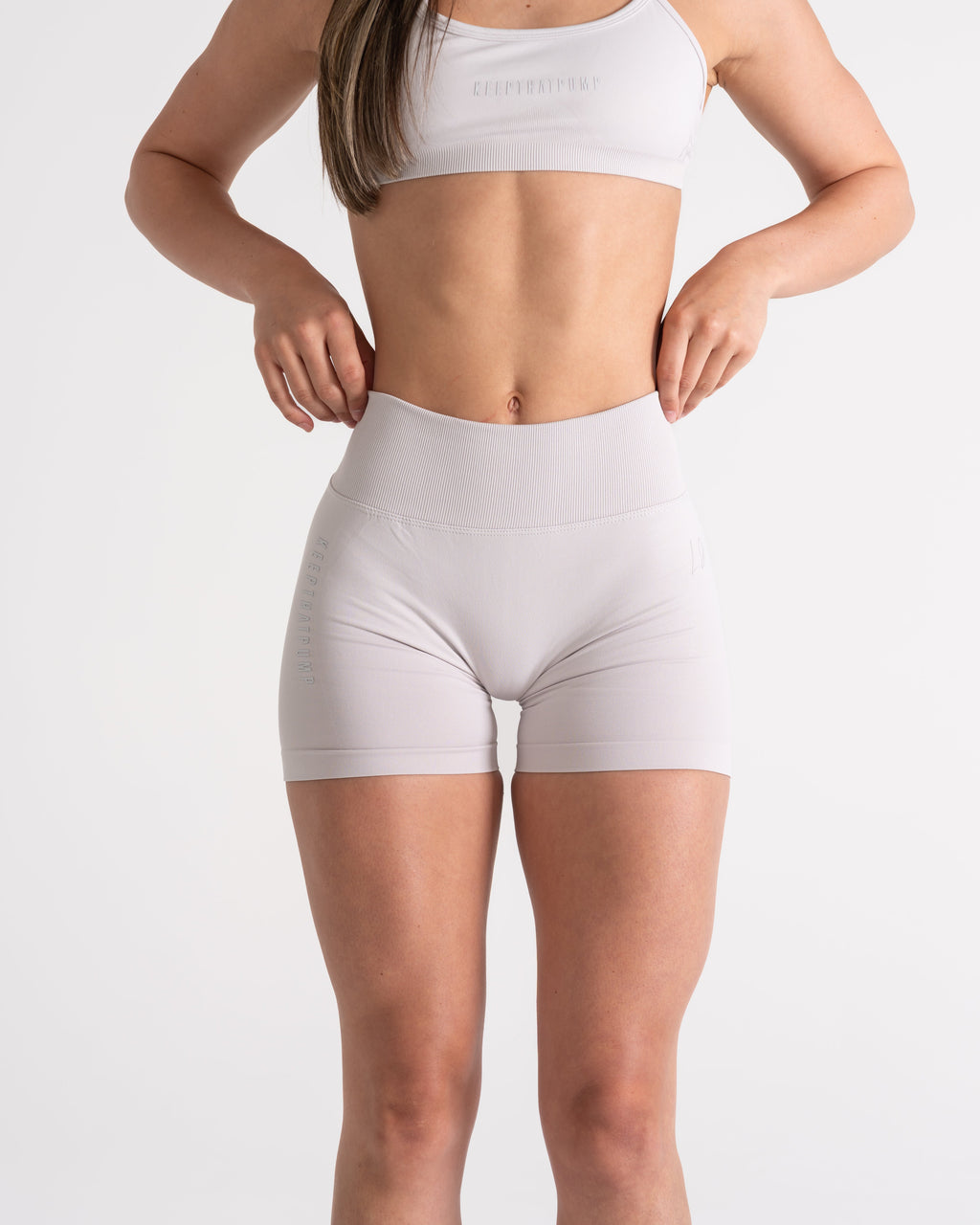 LJ V-BACK SCRUNCH SHORTS - CLOUD GREY