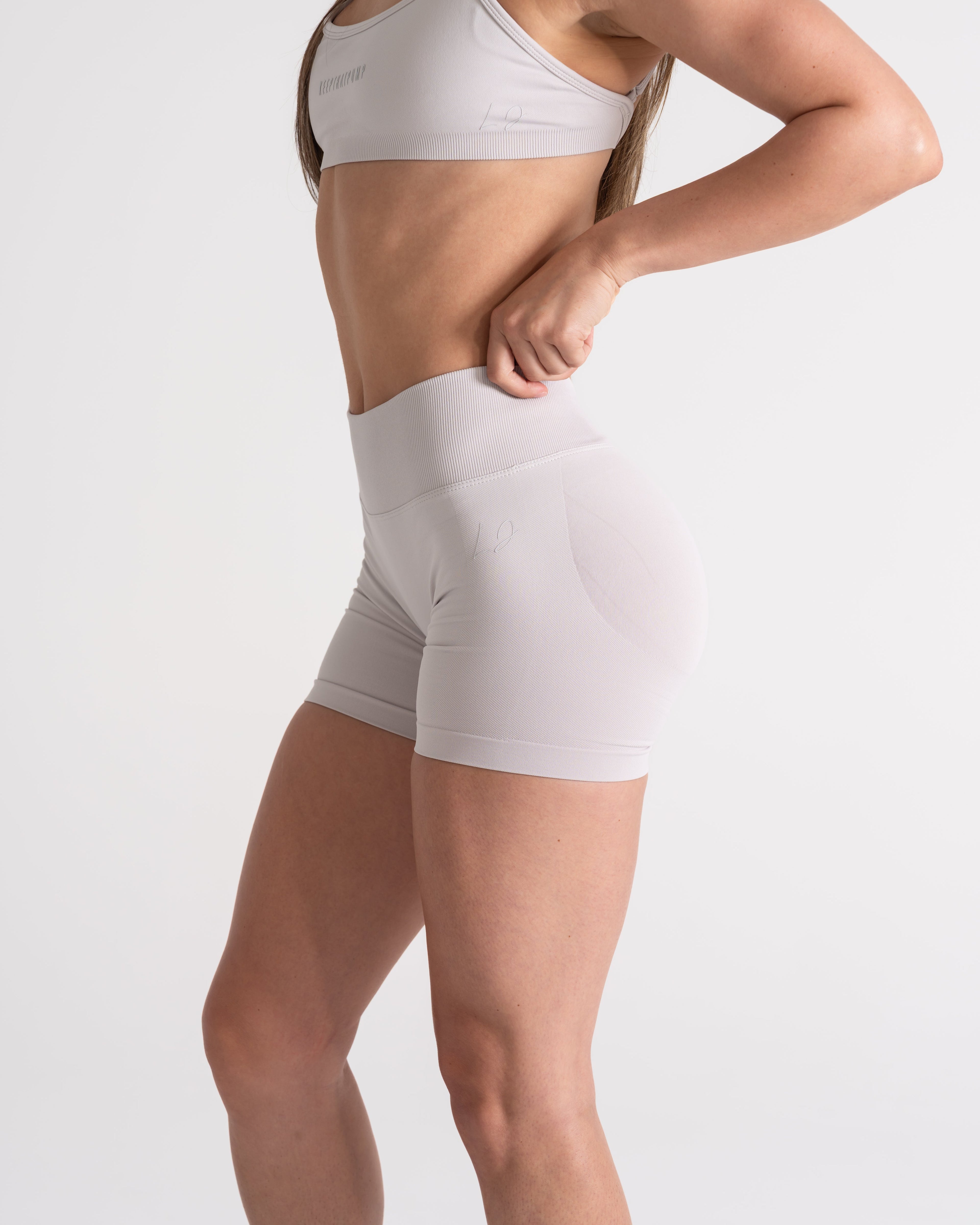 LJ V-BACK SCRUNCH SHORTS - CLOUD GREY