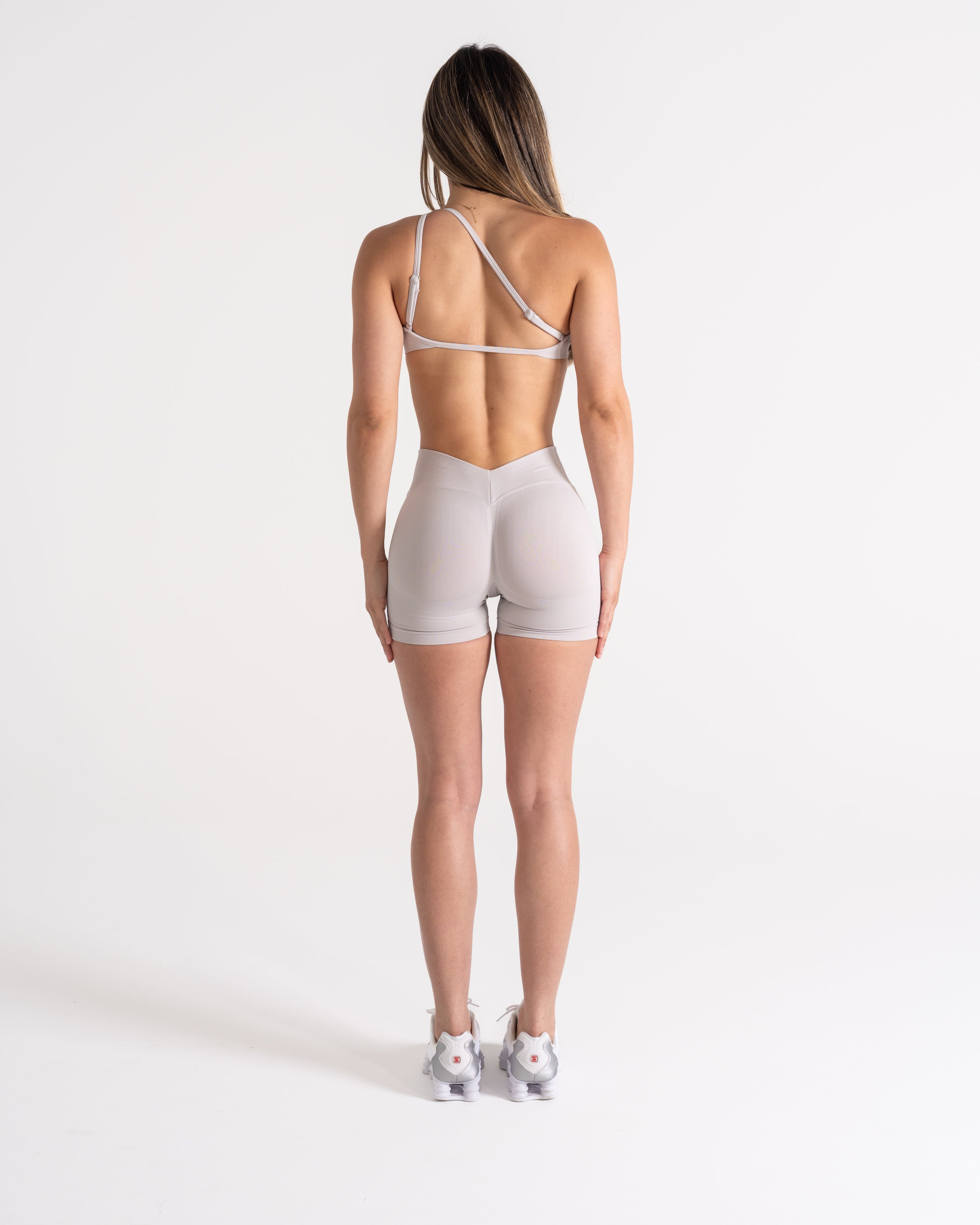 LJ V-BACK SCRUNCH SHORTS - CLOUD GREY