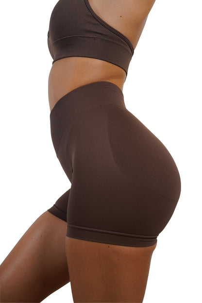 RECOIL SCRUNCH SHORTS - ESPRESSO