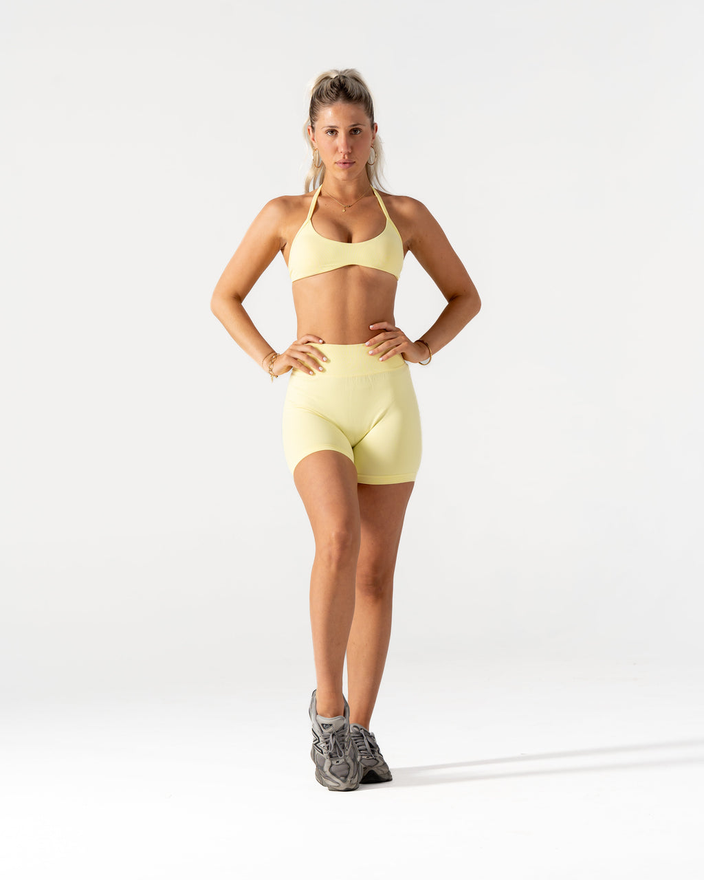 CORE SCRUNCH SHORTS - LEMON