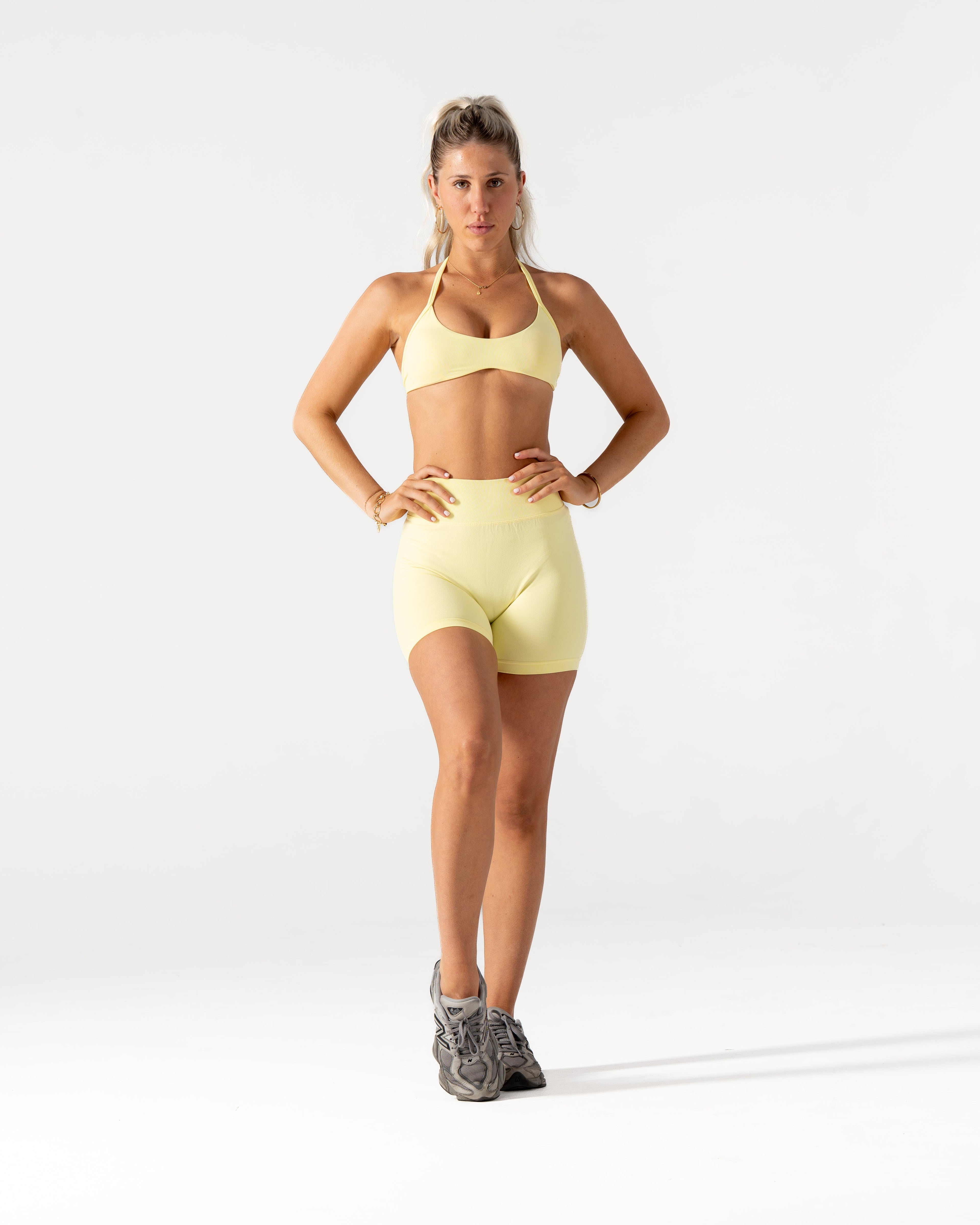CORE SCRUNCH SHORTS - LEMON