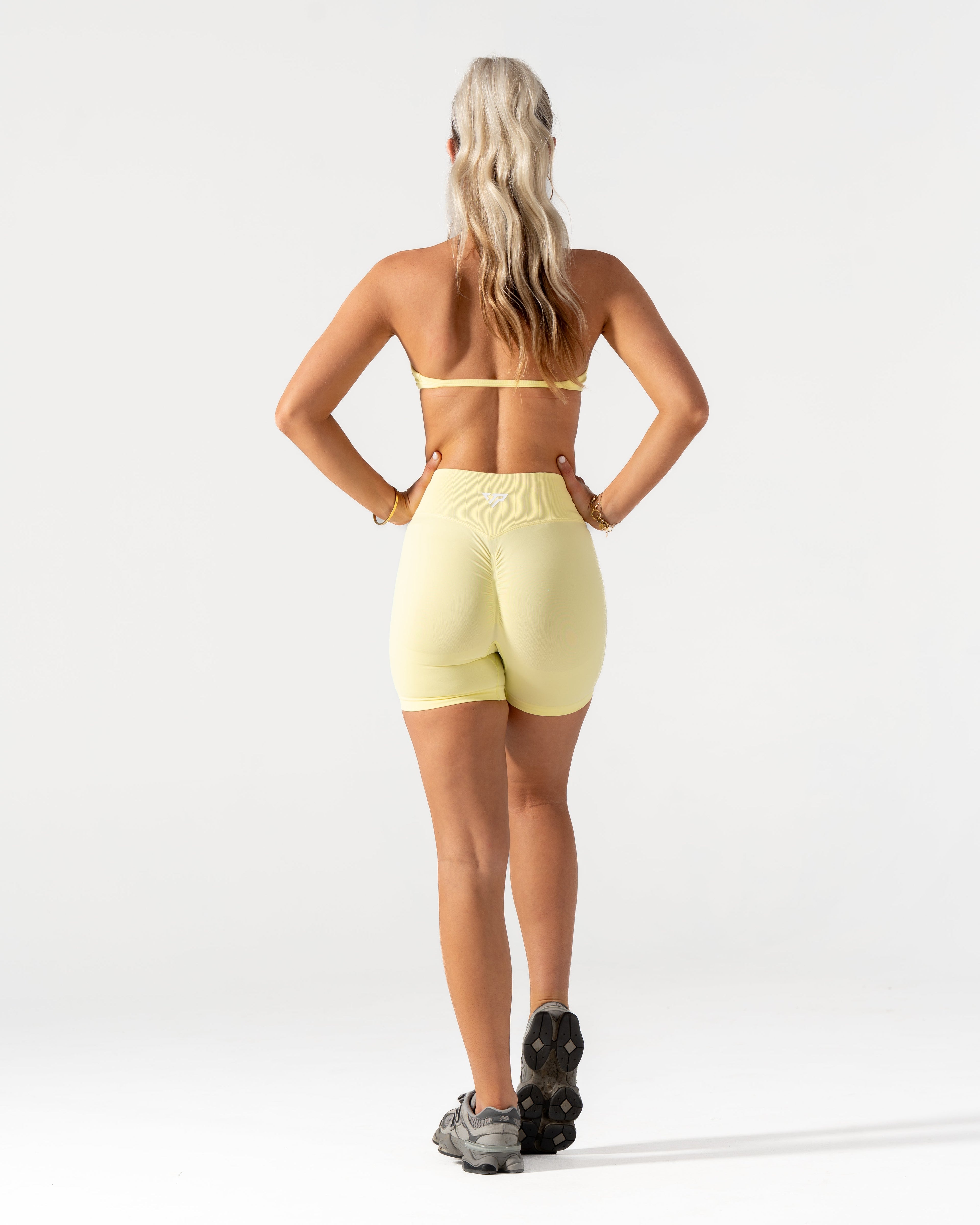 CORE SCRUNCH SHORTS - LEMON