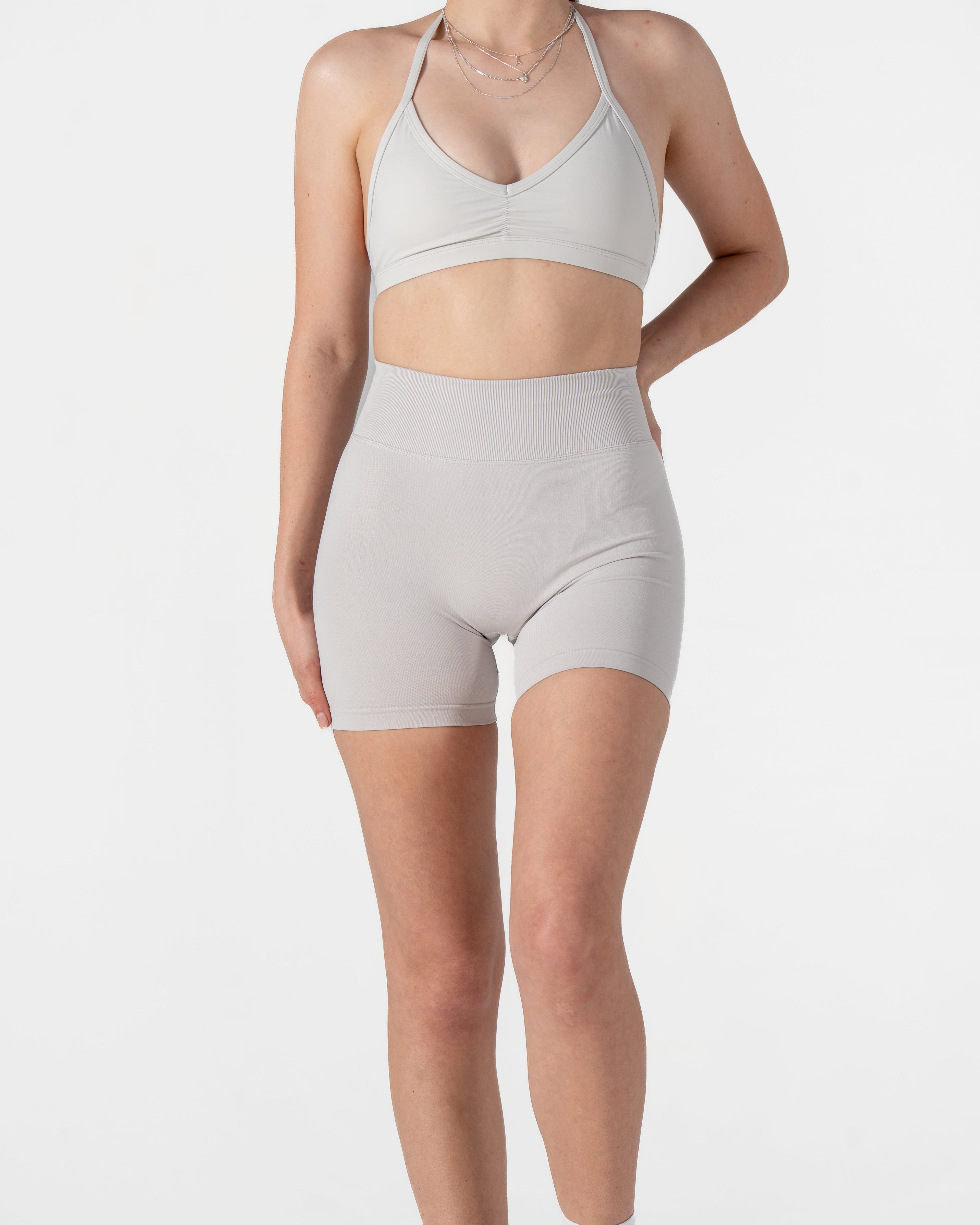 CORE SCRUNCH SHORTS - CLOUD GREY