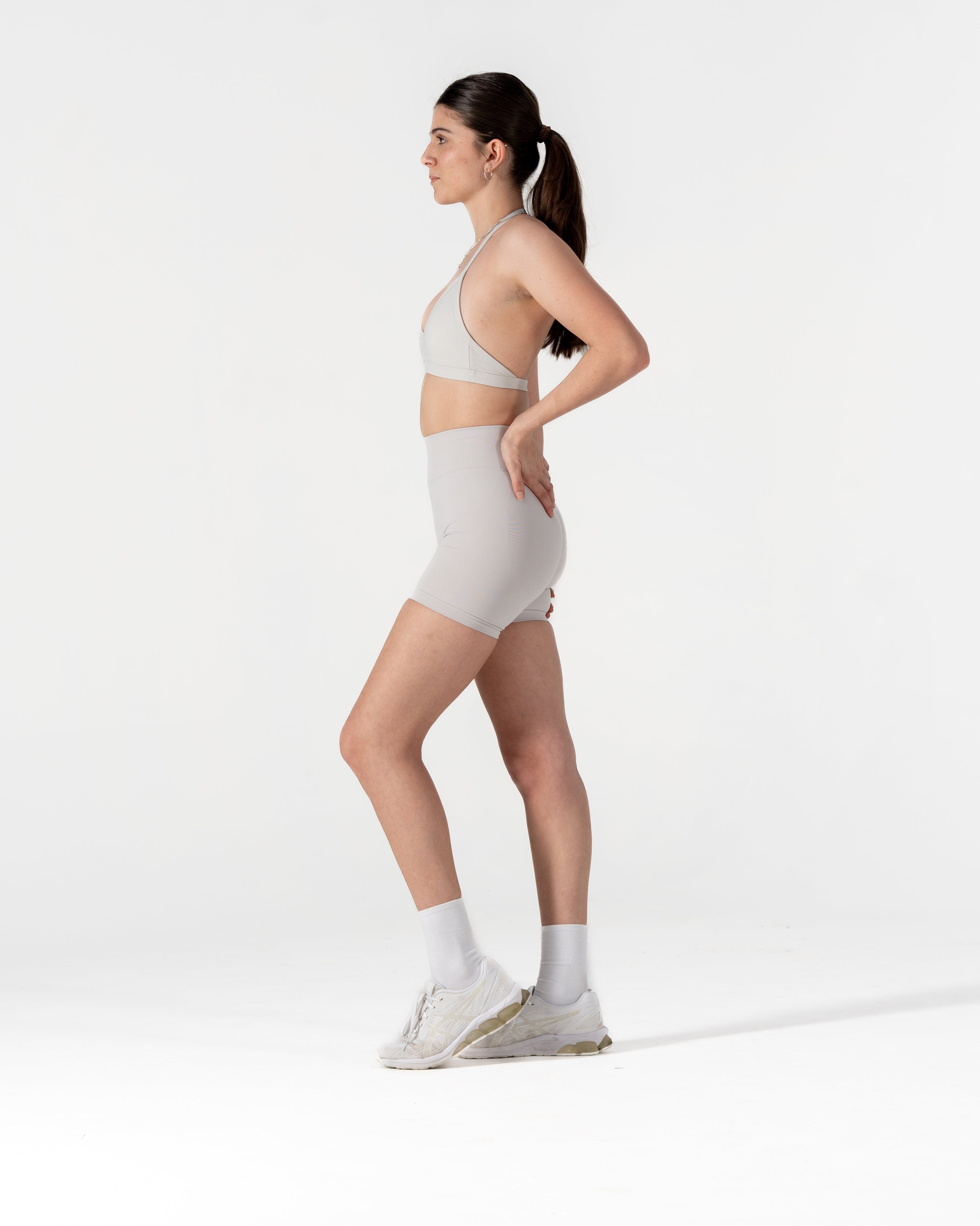 CORE SCRUNCH SHORTS - CLOUD GREY
