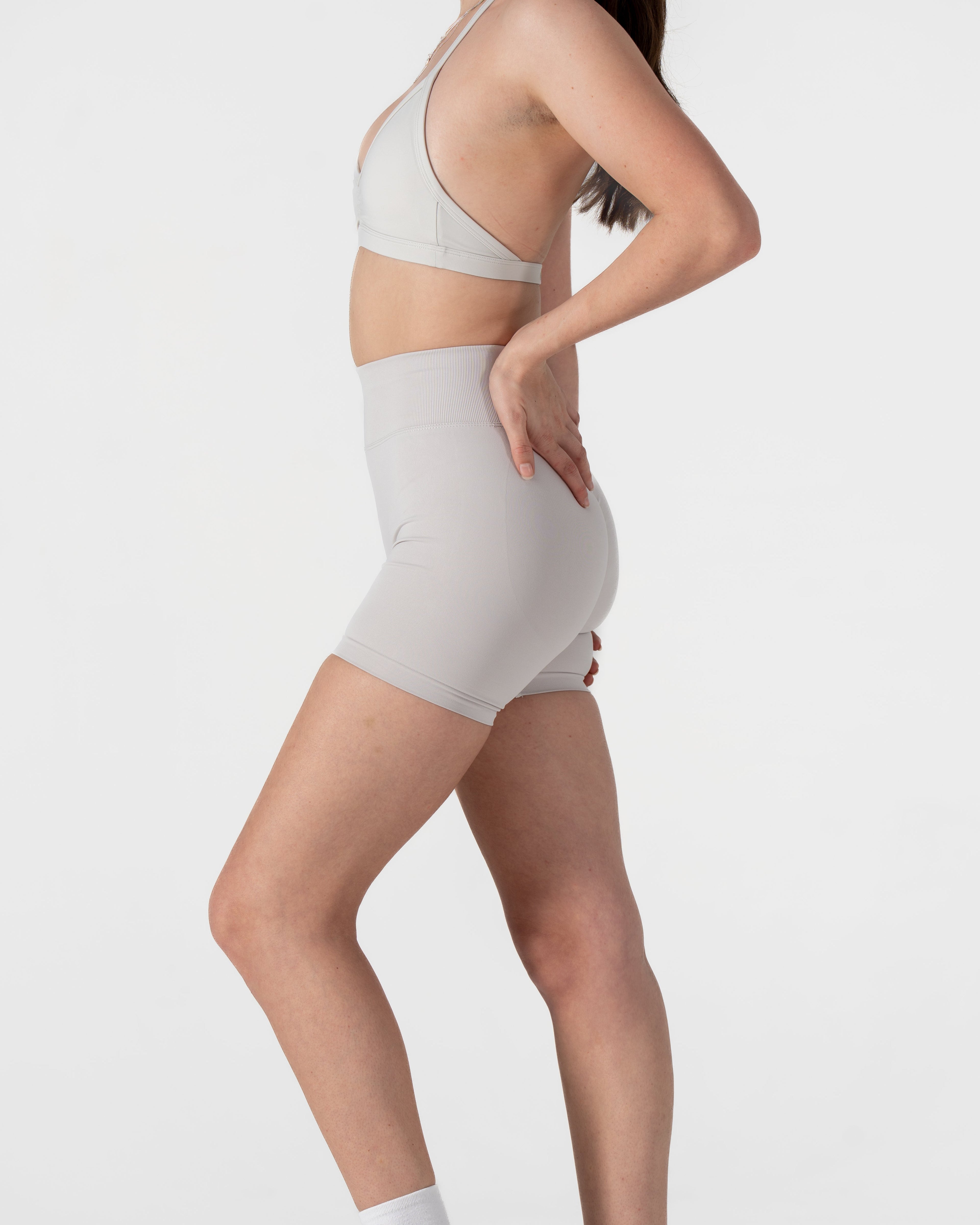 CORE SCRUNCH SHORTS - CLOUD GREY