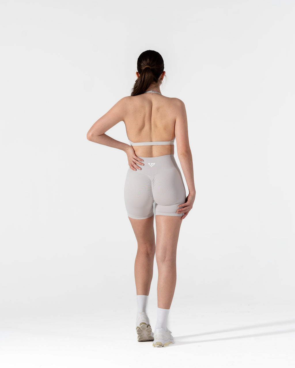 CORE SCRUNCH SHORTS - CLOUD GREY