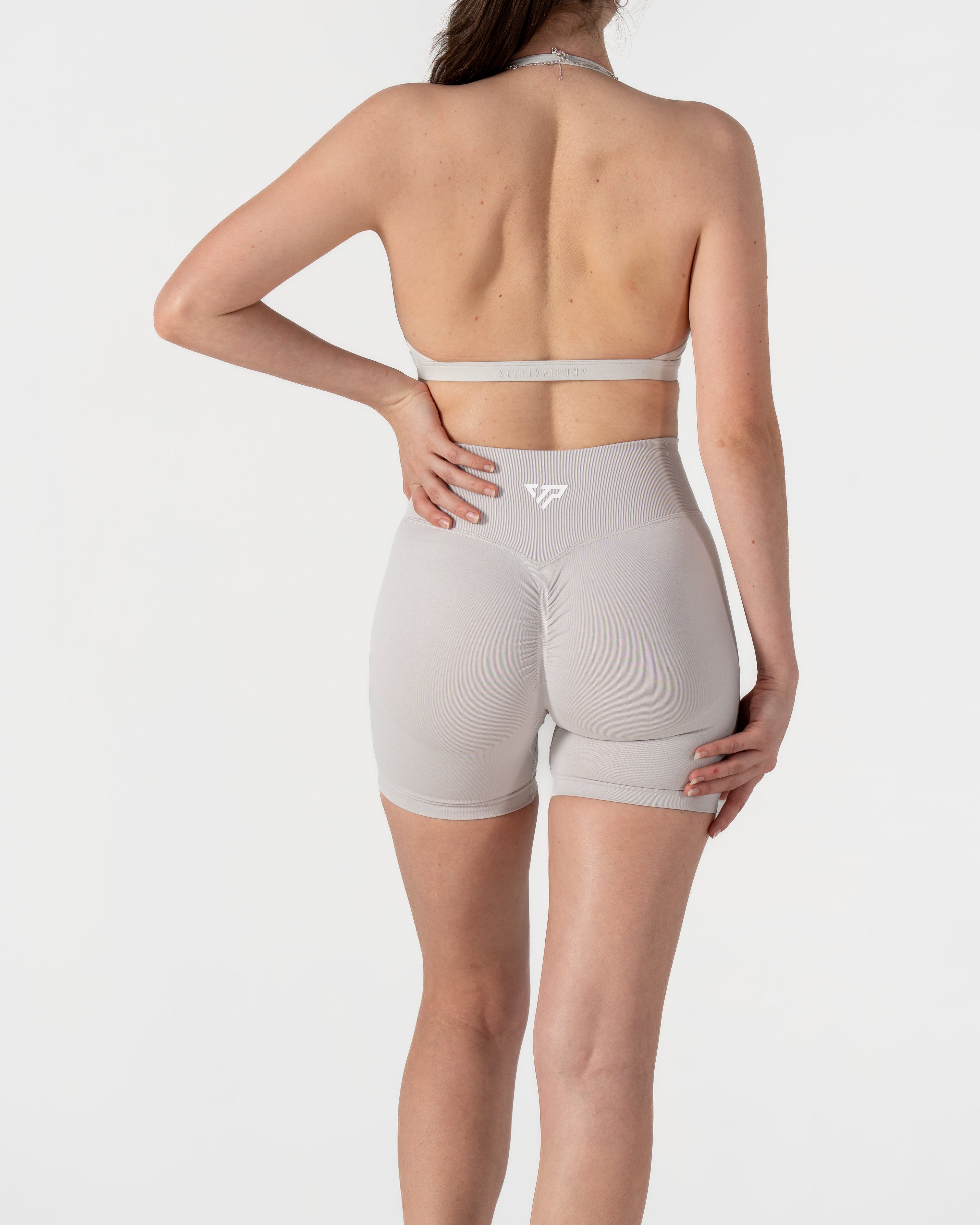 CORE SCRUNCH SHORTS - CLOUD GREY